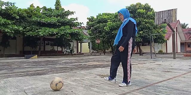 Teknik mengontrol bola atau mengumpan bola dengan kepala dalam permainan sepak bola disebut