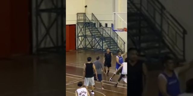 Teknik tembakan yang dilakukan di luar garis pertahanan lawan dalam bola basket disebut