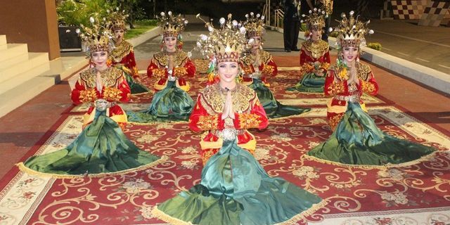 Sebutkan 5 tarian tradisional indonesia beserta daerah asalnya