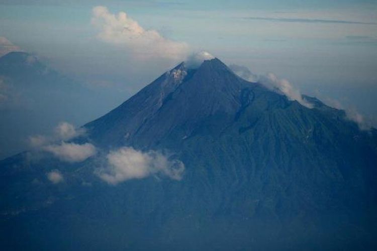 Indonesia memiliki banyak gunung api, kaya akan bahan tambang serta dilalui oleh 2 rangkaian pegunungan muda sirkum mediteran dan sirkum pasifik. pernyataan di atas merupakan dampak dari