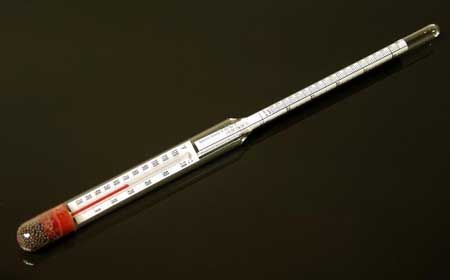 suatu plat aluminium berbentuk persegi dengan panjang sisi 30 cm pada suhu 25 derajat celcius