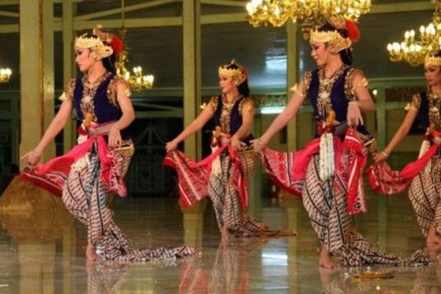 Sebutkan 5 tarian tradisional indonesia beserta daerah asalnya