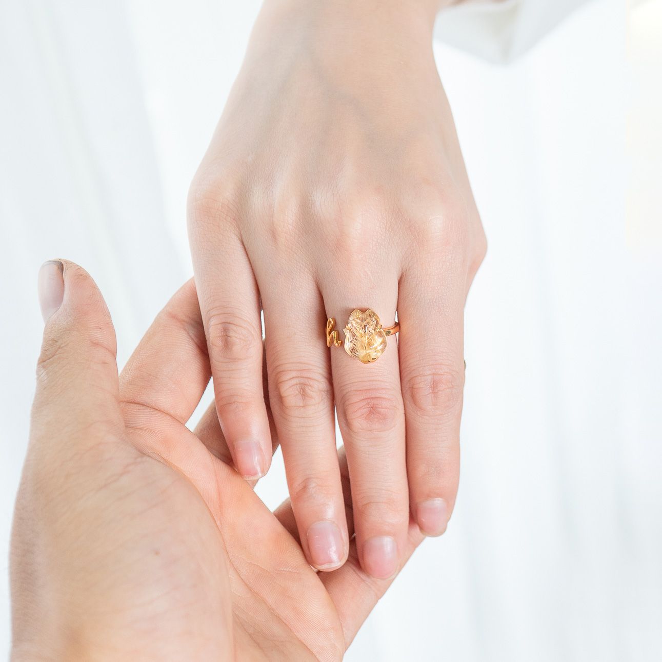 Tại sao bạn đeo một chiếc nhẫn trên ngón tay của bạn?