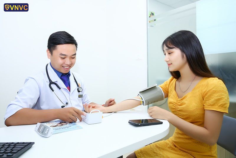 Bác sĩ chuyên môn khám sàng lọc miễn phí tại VNVC trước khi tiêm phòng