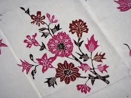 ragam hias pada kain dengan menggunakan benang warna-warni yang dibuat dengan teknik timbul disebut