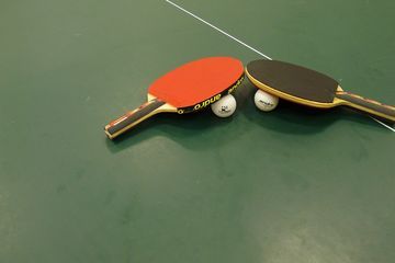 Melakukan pukulan bola kedalam pada permainan tenis meja dengan cara melambungkan bola kegunaannya untuk