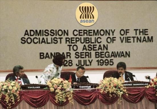 vna_potal_25_nam_ngay_viet_nam_gia_nhap_asean_2871995_–_2872020_khoanh_khac_brunei_1995_-_chao_mung_viet_nam_gia_nhap_ngoi_nha_chung_a_074125075_stand