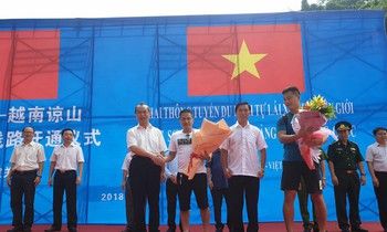 Các quan khách hai nước chúc mừng Lễ khai thông tuyến du lịch tự lái xe Lạng Sơn- Quảng Tây *ảnh: Đ.Sinh