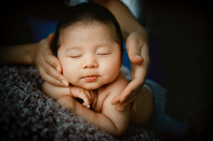 Trẻ sơ sinh nằm sấp ngủ có sao không? Tại sao trẻ con ngủ hay nằm sấp?