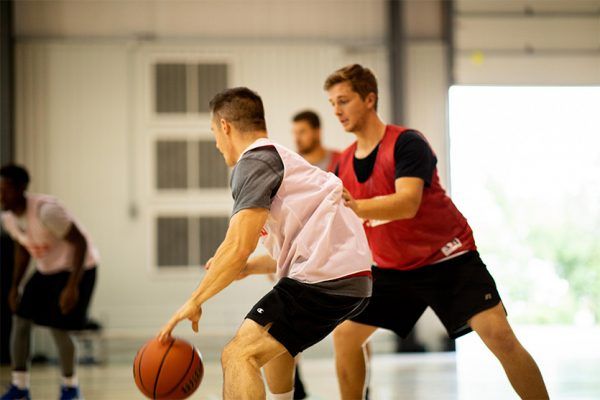 Bola basketdengan pivot tujuan satu kaki gerakan pada melakukan permainan dengan atau berporos dalam Pivot Basket